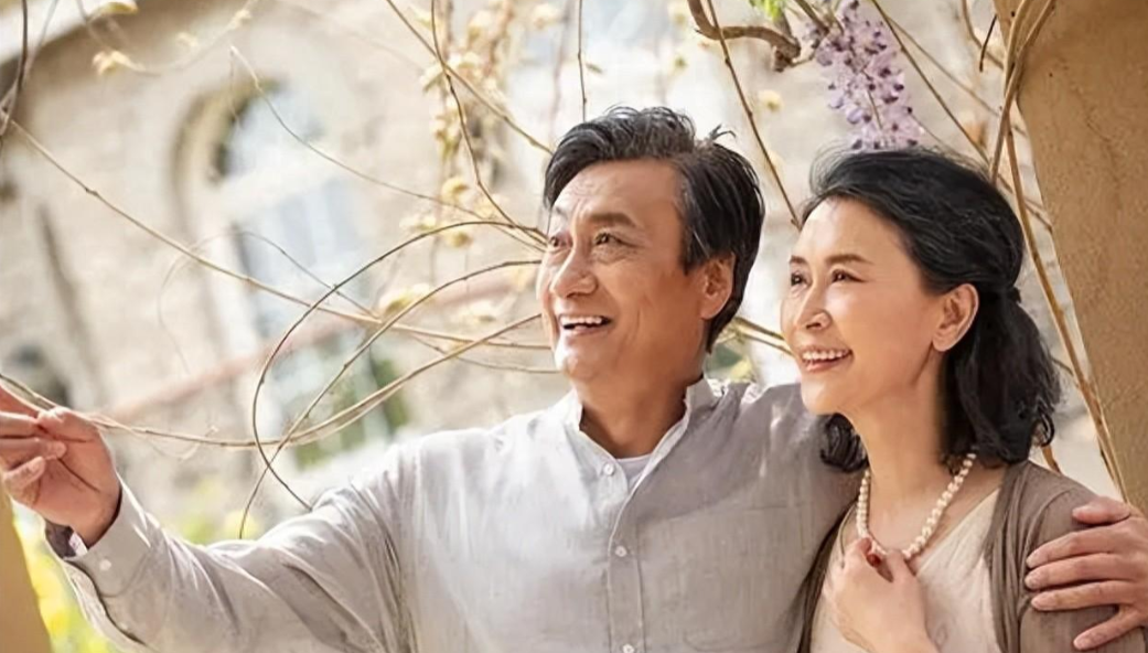 在繁华的上海滩，有一个普通的小家庭，张大哥和他的妻子李梅安分守己地过着日子。他们
