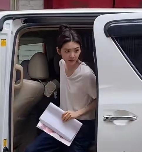 章若楠凭借出众的颜值，从某宝模特起步，顺利进入娱乐圈，完美诠释了“靠脸吃饭”。