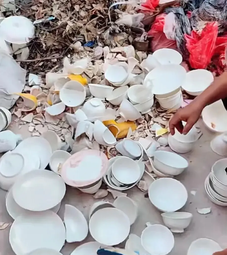 还是景德镇人民聪明，每天丢一些瓷器在垃圾堆旁边，这样，吸引了大量外地游客前往捡瓷