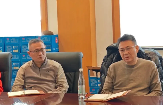 蔡斌指导终于现身了！中国女排超级联赛马上接近尾声，蔡斌教练今日现身上海，在上海排