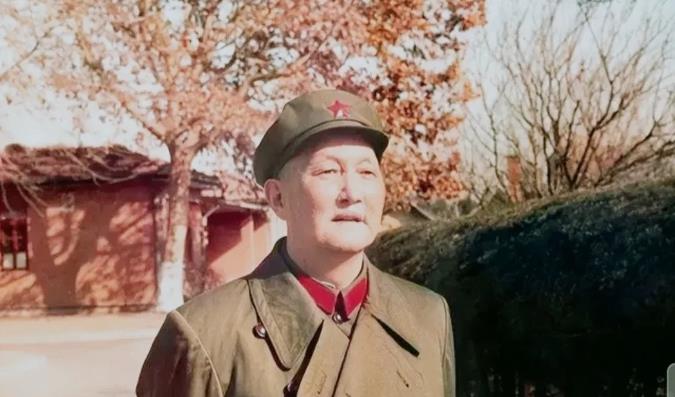 1989年，洪学智到朝鲜出访受到了金日成的热情招待，这时身为朝鲜元帅的金日成看到