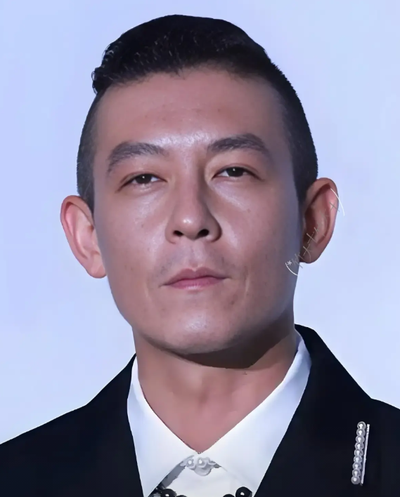 天啊！我看这几年还总有人给他洗白呢，这次知道他啥样了吧！真是相由心生！他要求中国