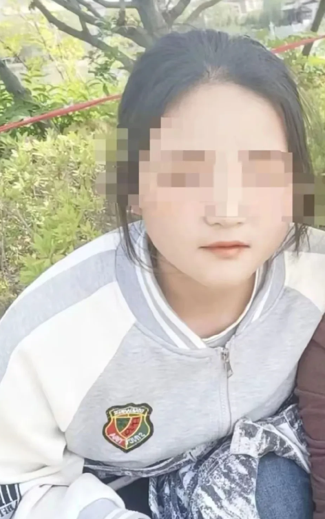 河南驻马店，19岁女孩晚上10点在路边看手机，被同村男子骑车诱骗到小树林，欲行不