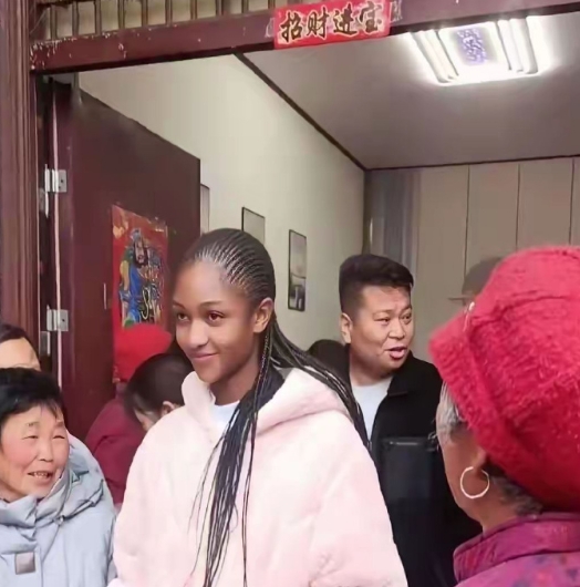 乡下表弟找了个黑人女朋友，全村人都来围观。