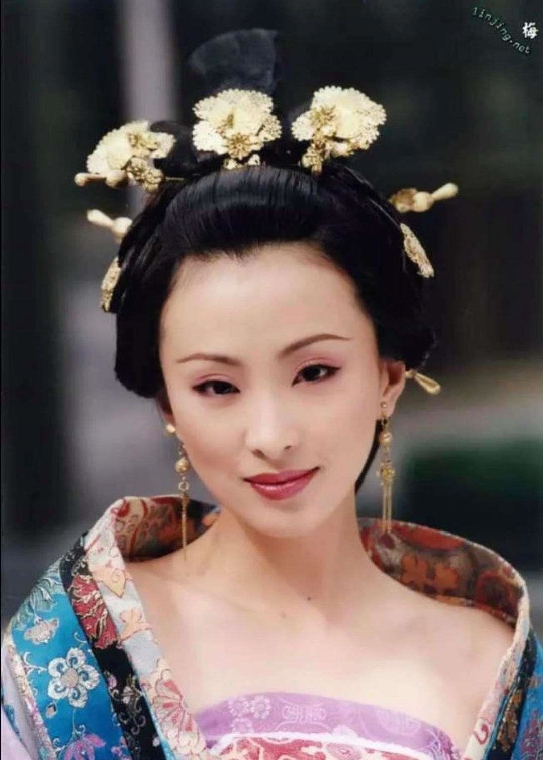 1686年，康熙喝醉了误入辛者库，他看到一个倾国倾城的小宫女，随即就临 幸了她。