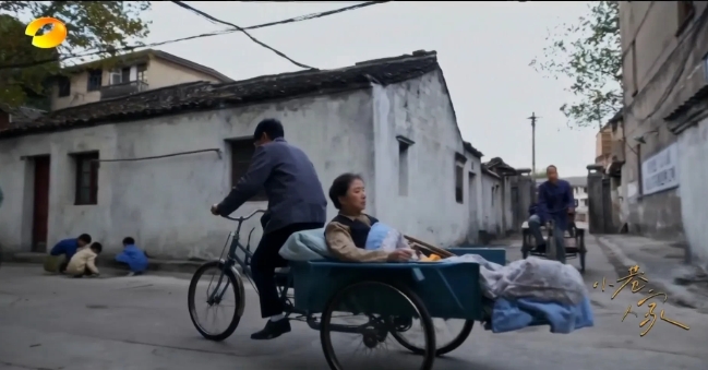 小巷人家第五集，
庄奶奶扭伤了脚，
需要有人照顾，
先是打算让庄筱婷一个小孩子住