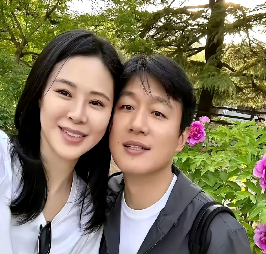 佟大为和老婆关悦真的很有夫妻相，佟大为45岁了虽然不是第一眼帅哥，但非常年轻演技