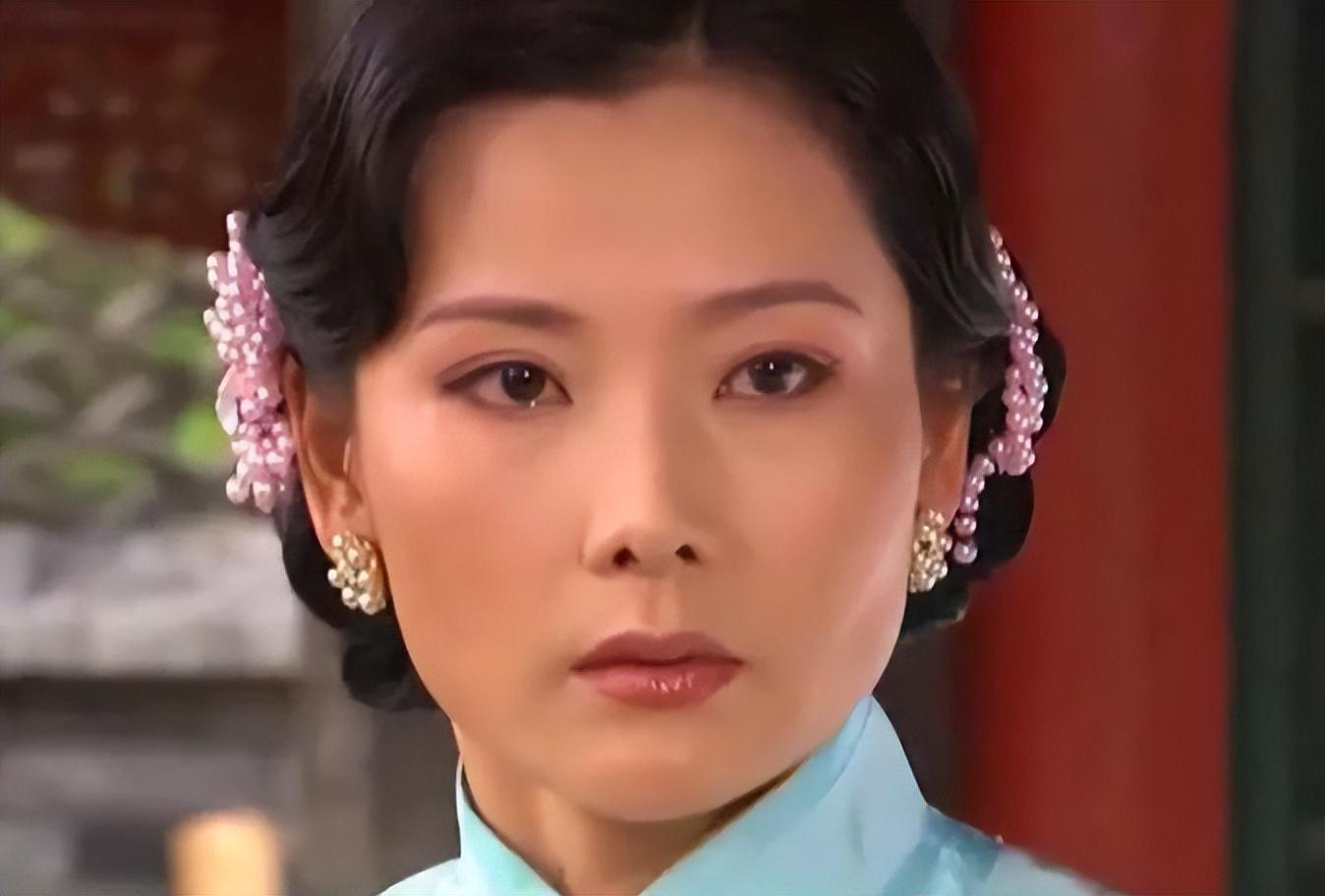 2000年，《大宅门》杀青宴，何赛飞喝的醉醺醺，指着导演郭宝昌的鼻子大吼：“我知