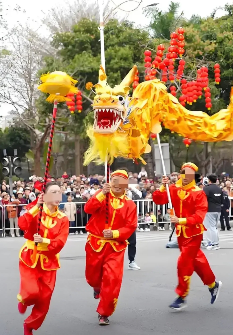 湖北武汉一大爷，参加广场舞排练，在休息时，突然猝死，2个月后，大爷儿子把组织排练