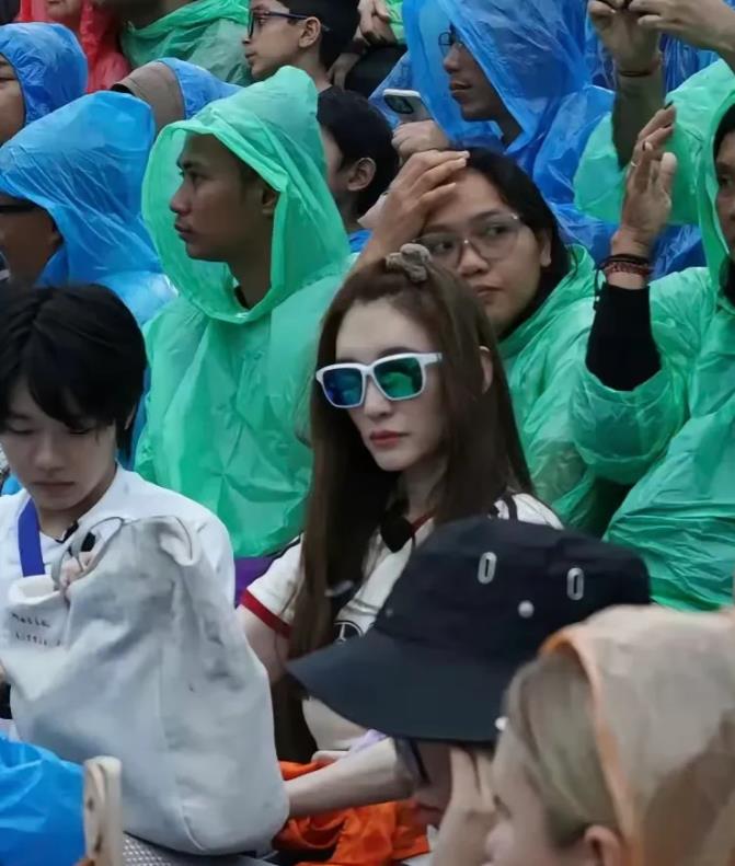 一个综艺，
会把一个人的滤镜撕碎，
比如李小冉，
被爆在巴厘岛录节目全程黑脸，