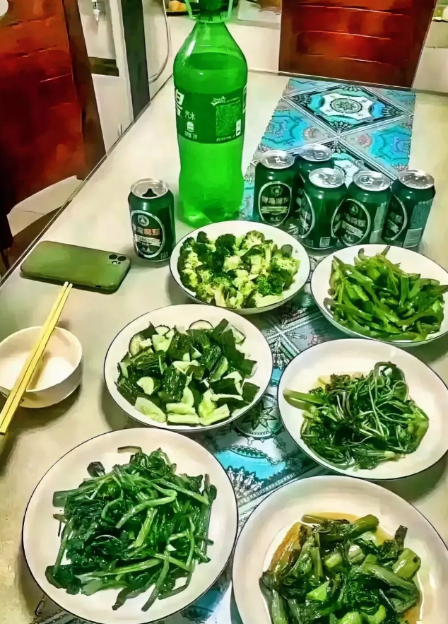 去湖南工作三个月，回家之后。朋友听说我回来了，多日不见，非要邀我去他家吃饭。这把