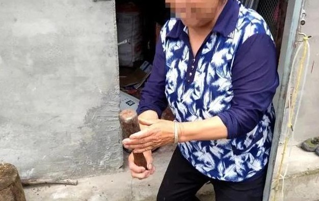 一件意想不到的小事，竟揭开了一段惊险的往事。湖北一位老人随手捡到一枚“铁疙瘩”，