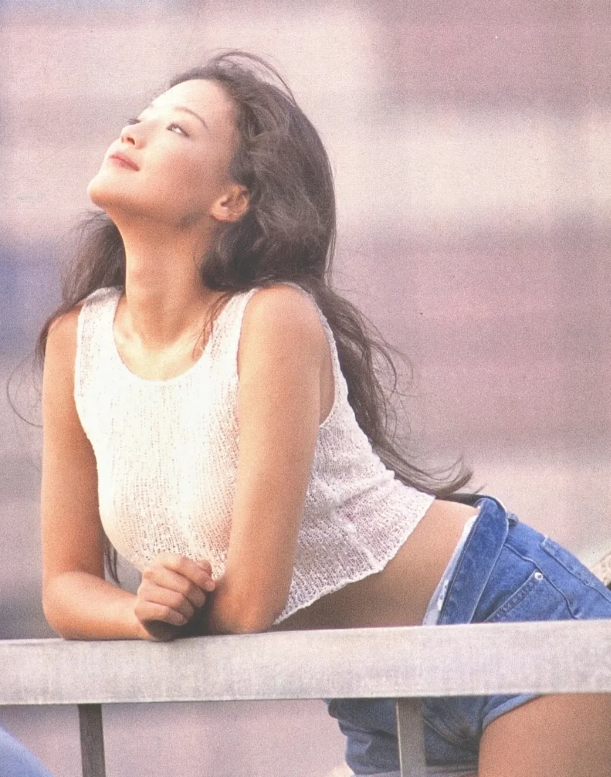 红唇大眼的港风美女，有人能认出她是谁吗？