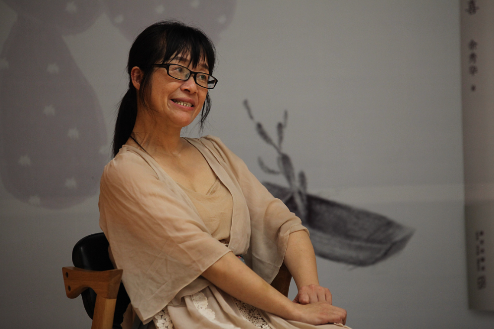 2015年，余秀华拿到写书赚来的15万，给丈夫尹世平打电话：咱们离婚，这个月回来