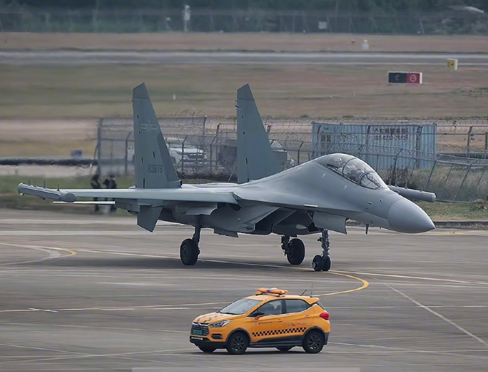 炸弹卡车真的大！