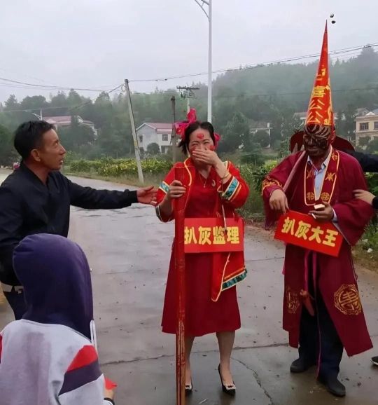 喜公公喜婆婆也难逃厄运