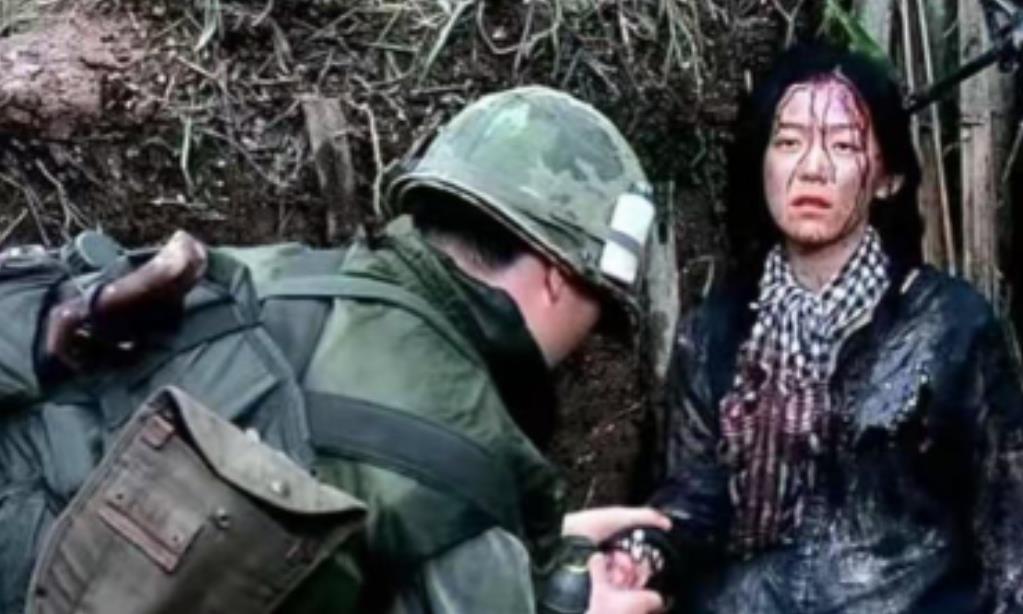 1965年，美越战争中，一位美女游击队队长被美国大兵俘虏了，当天就被偷偷注射了空