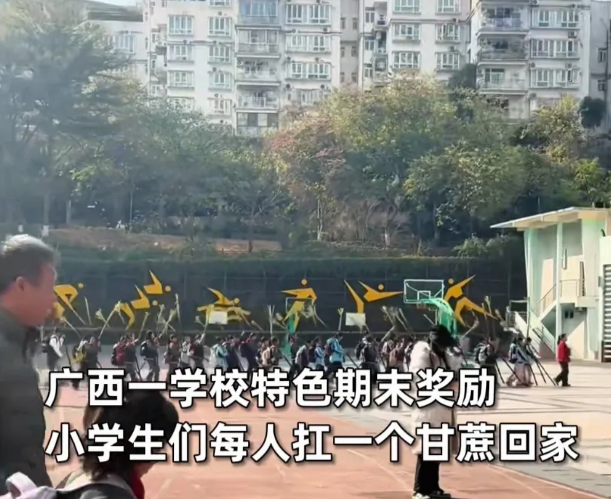 近日广西南宁，一10岁小学生期末考试完，家长到学校接孩子放假，没想到，家长进学校