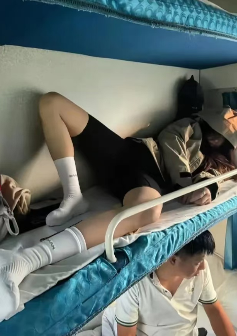 火车上对面的女孩说有点冷让我帮帮她我没同意她就生气了哈哈哈哈