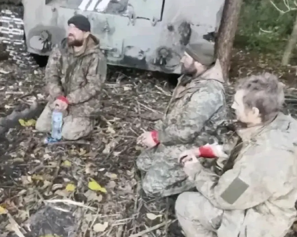 坚持不住了！
3名乌克兰士兵被俄军在库尔斯克抓获，他们在发现俄军之后立马选择投降