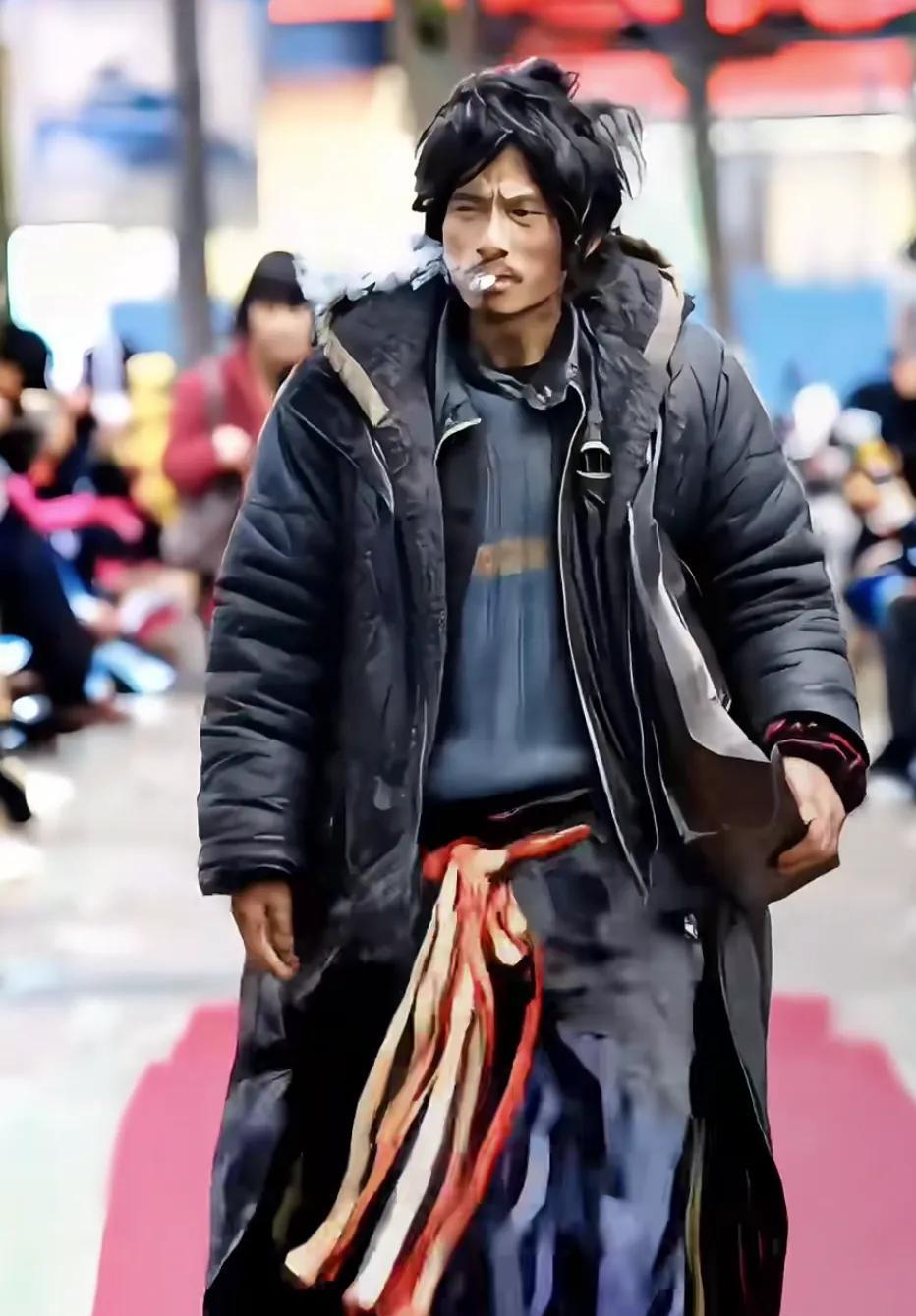 大家还记得这个哥们吗？
前几年很是火了一段时间，
媒体趋之若鹜的去采访，
但热度