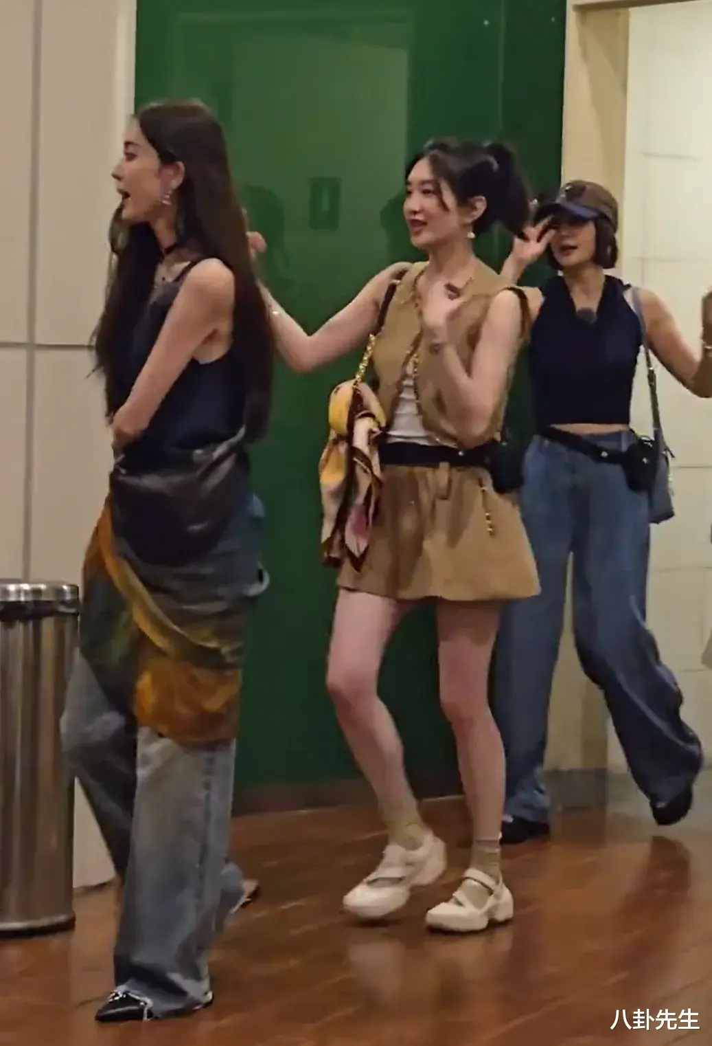 《花少》新加坡路透,古力娜扎皮包骨似营养不良,比秦岚江疏影更瘦(古力娜扎大农化与少年防晒霜是哪一期)-第2张图片-九妖电影 《花少》新加坡路透,古力娜扎皮包骨似营养不良,比秦岚江疏影更瘦(古力娜扎大农化与少年防晒霜是哪一期)-第2张图片-九妖电影