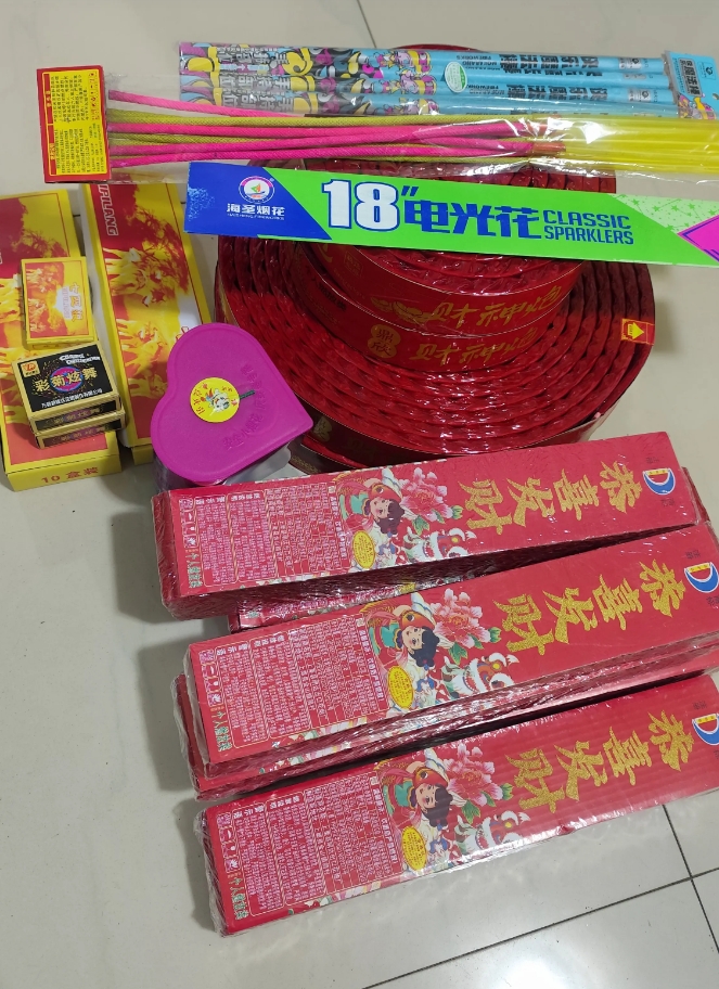 今天买了十盘鞭炮，一个加特林，还有一些小烟花，够过年放的了。

来拜年的亲戚都很