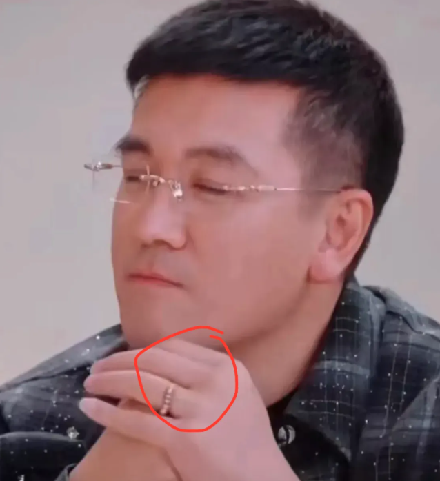 杨子果然是回归另一个家庭了？
说是跟黄圣依分开了，但手上婚戒还戴着；跟一个陌生女
