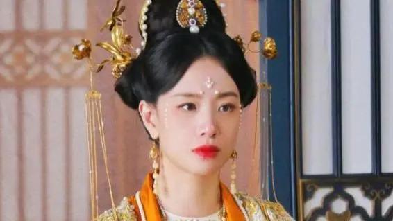 出道多年无戏可拍，被导演数次退货，如今却成了新晋御姐