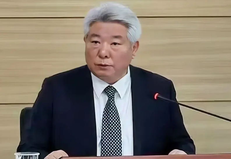 尹锡悦态度强硬有靠山？
原来他的律师团是由他的老上级出马带队的！难道尹锡悦还能柳