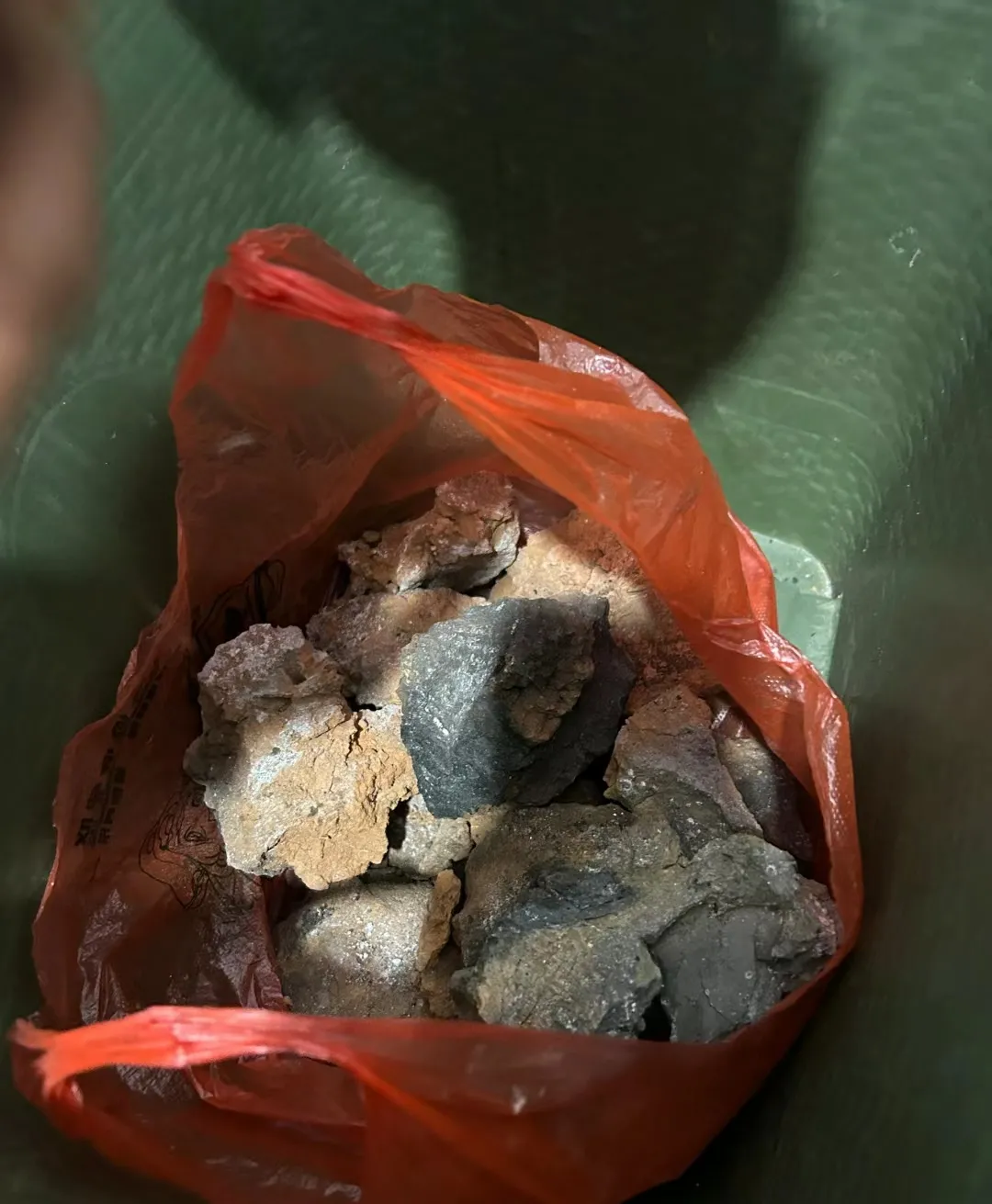 亲戚家拆老房子，送给老妈5斤泥土，老爸转身就丟垃圾桶了，气得老妈大吼：“你花50