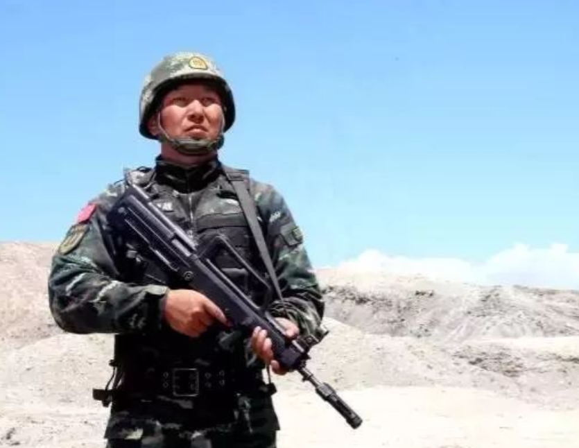 2008年，一群暴恐分子袭击中国南疆某处检查站，杀死了多名联防队员，指挥员看到惨