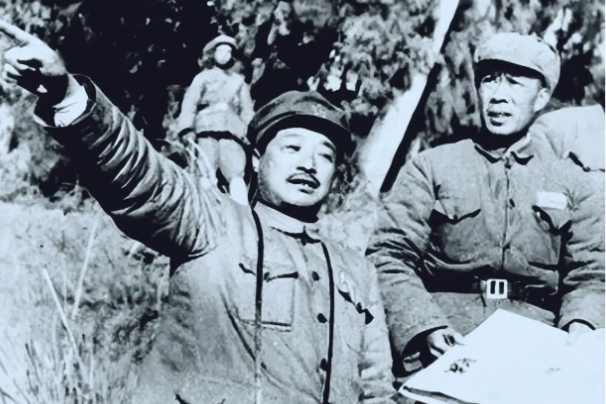 历史照片。贺龙元帅指挥部队向大西南进军。

他右边是位上将，资历很老，参加过南昌