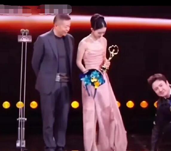 1月11日微博之夜，沈腾拿下“微博king”。上台发表感言时，小尼提醒他捧花漏水