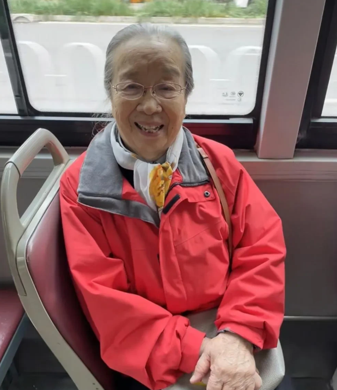 容嬷嬷李明启坐公交被偶遇，比电视中慈祥多了