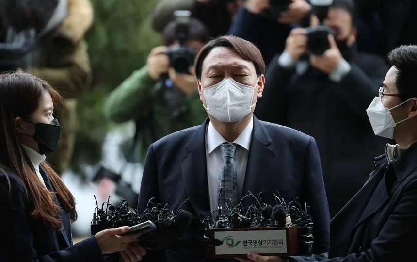 最新消息，闹大了，韩国法院已进入总统府，正在对尹锡悦实施正式逮捕！
韩国公调处连