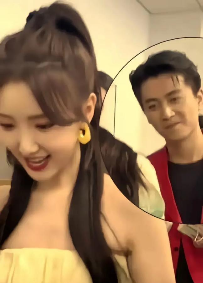 陈晓离婚真是因为毛晓彤吗？

毛晓彤我真认不出。

但陈晓笑得真灿烂啊！

至于