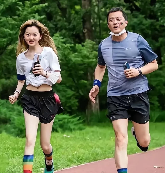 李亚鹏和李嫣一起跑步，展现出无穷活力！李嫣的长相逐渐更像爸爸，王菲的基因似乎未能