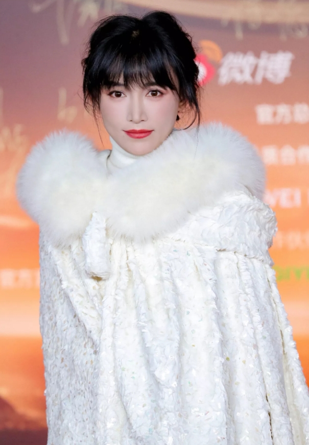 李子柒不愧是“非遗传承人”，她又又又带着自己作品亮相微博之夜活动了

这回带来的
