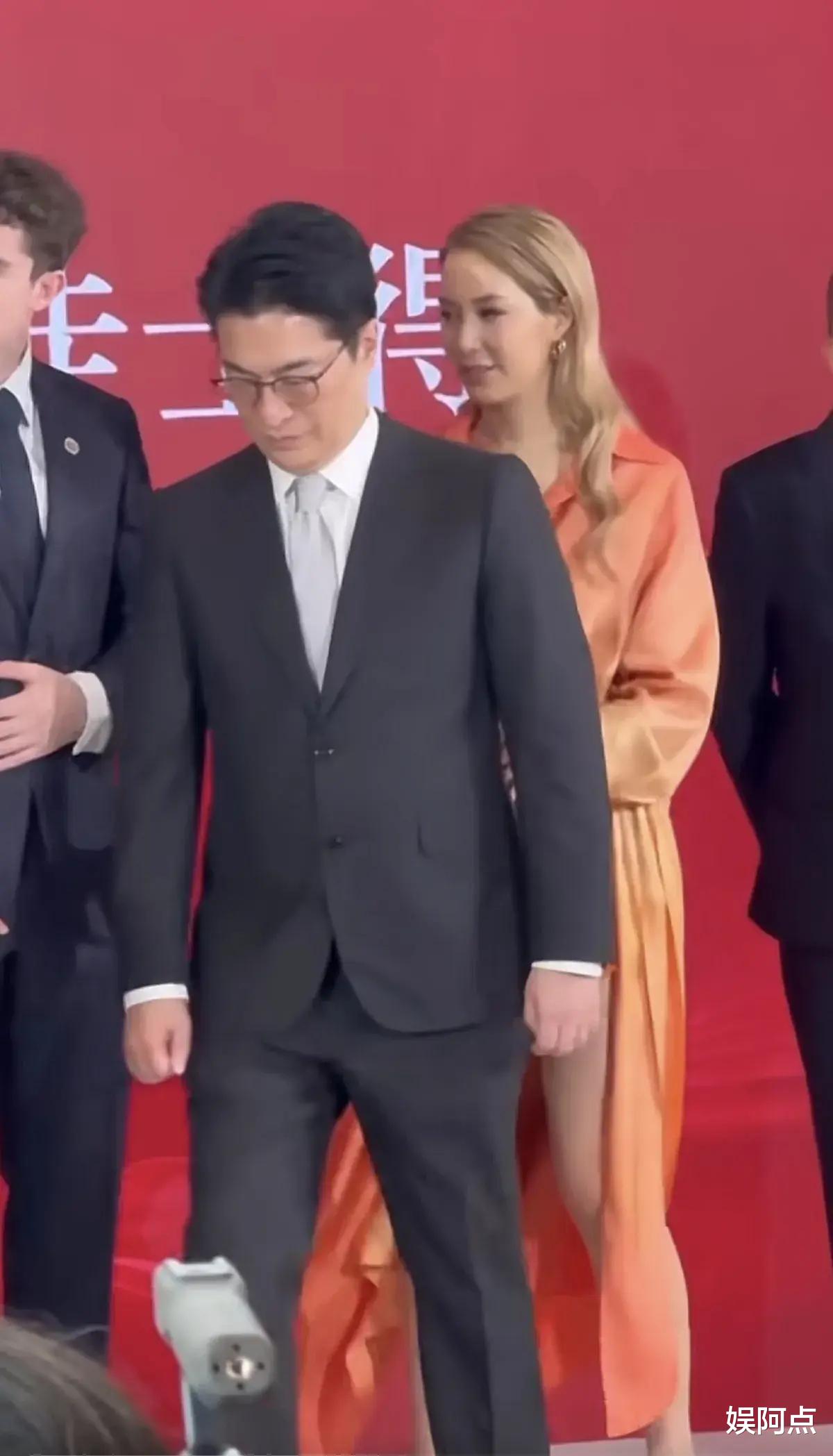 徐子淇染黄发出席活动被吐槽，老公不愿牵手！退圈多年已无明星味（徐子淇老公叫什么名字）-第4张图片-九妖电影