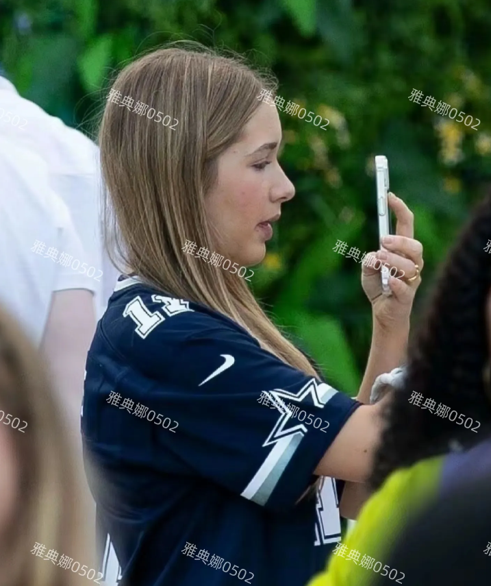 贝克汉姆的女儿小七还是长残了！
13岁的她现身海德公园，被指皮肤变黑嘴变大脸上还