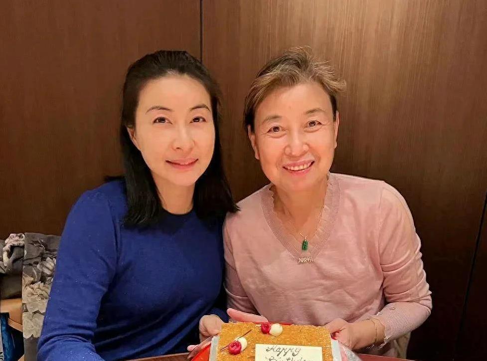 郭晶晶和母亲。
女儿端庄大气，妈妈温婉优雅，好有亲和力。母女俩好像啊，温馨有爱