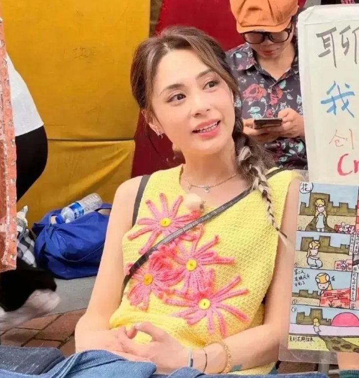阿娇越来越有味道了，43岁依旧未婚未育这瘦下来之后，整个人都变精神了
￼
￼
