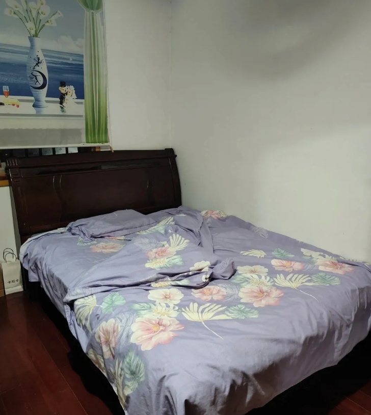 过年老公没时间回家，单位还要加班，我来他工作的地方找他。这是他在住的出租房，看着