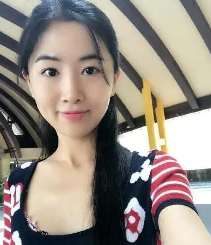 翟欣欣，北京交通大学硕士，因秀丽外貌和甜言蜜语备受瞩目。然而，看似美丽的面孔背后