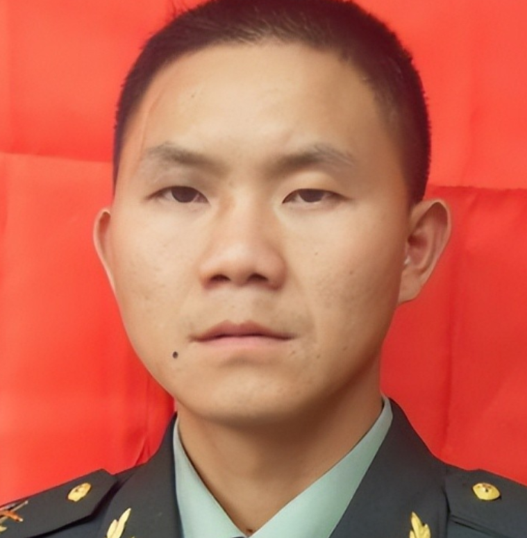 “闭嘴！老子摸一下怎么了！”2001年，一歹徒撕开女孩胸前的衣服，欲行不轨。女孩