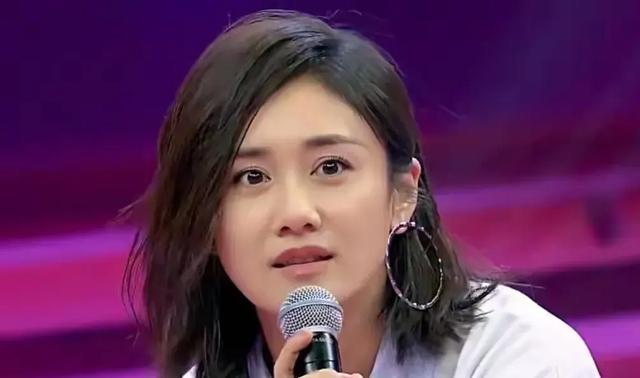 郑钧老婆刘芸被批不懂事!参加陈乔恩婚礼穿一身黑,合影时站中间(郑钧为什么跟刘芸在一起)-第3张图片-九妖电影 郑钧老婆刘芸被批不懂事!参加陈乔恩婚礼穿一身黑,合影时站中间(郑钧为什么跟刘芸在一起)-第3张图片-九妖电影