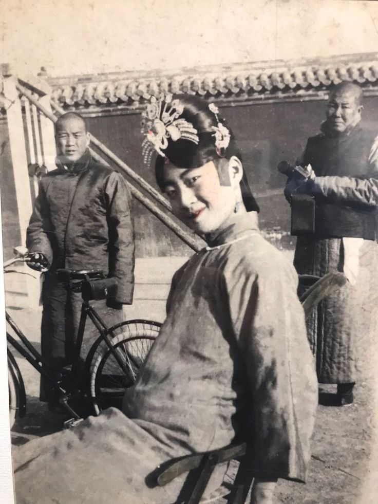 这张照片里身着华丽旗装的女子笑意盈盈，她便是末代皇后婉容。照片的背景是庄重而威严