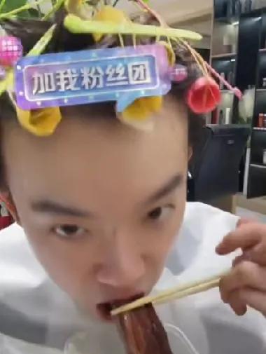 演员李明德在直播的时候账号突然被封禁了，而且还是无限期封禁，当时他在直播的时候一