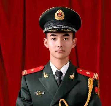 在中国人民解放军的军服体系中，礼服的配发对象和范围是有明确规定的。根据现行的军服